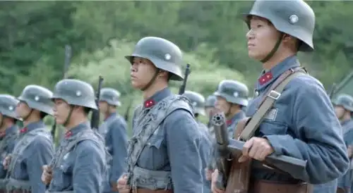 亮剑3的亮点郭勋魁用刀叉吃午餐肉,川军咋变成德械师了
