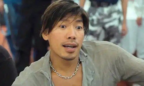 56岁乌鸦哥张耀扬,演了一辈子坏人,如今却沉迷给老人送温暖