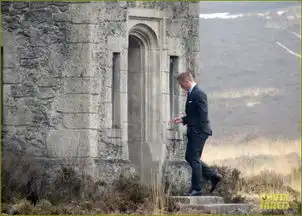 高清天幕坠落曝光新场景丹尼尔克雷格面色凝重
