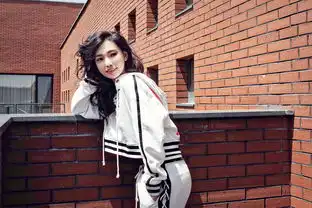 童菲运动潮装街拍露脐上衣大秀时尚