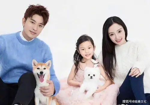 贾乃亮带父母甜馨吃饭,奶奶红发造型优雅大气,抱甜馨不舍太感人