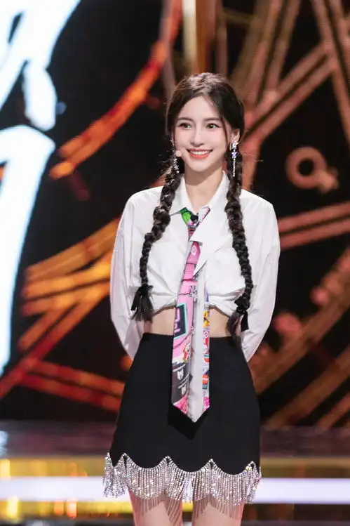 angelababy夫妇甜蜜同框,她穿白色抹胸鱼尾裙秀曼妙身材,太惹眼
