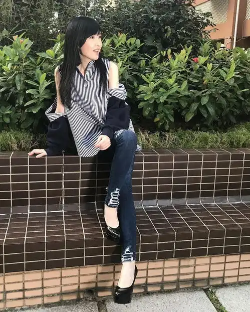 组图周慧敏晒24岁剧照气质清纯皮肤光滑秀发乌黑浓密
