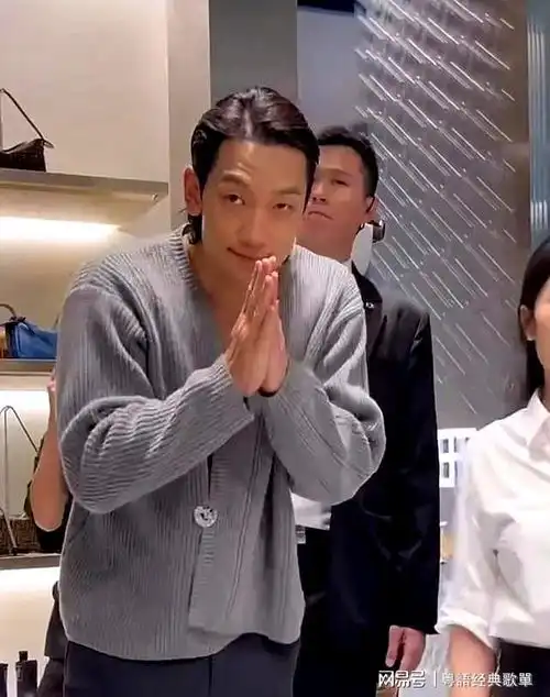 43岁的郑智薰,身材魁梧,颜值逆生长,金泰熙真的赚到了rain浪漫满屋文盲明星网易订阅
