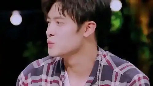 付辛博新剧照引热议,乔振宇想牵颖儿的手被躲开,颖儿好自律
