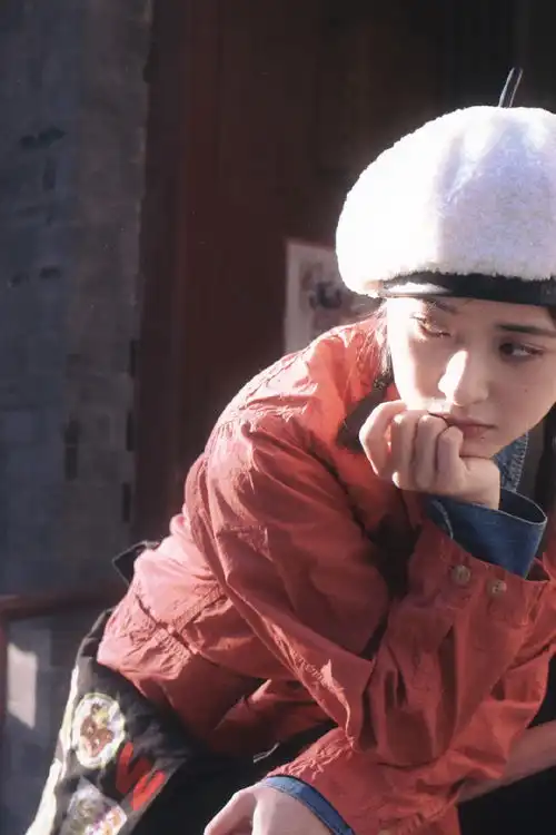 组图沈月晒胡同精美写真十二宫格穿红衣戴白色贝雷帽元气满满