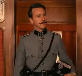 一部布达佩斯大饭店,竟然有种007的感觉