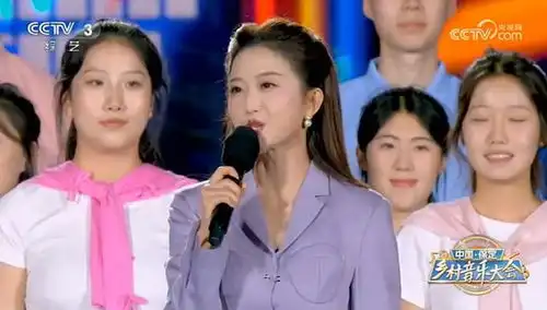 宫岩重返一线主持乡村音乐大会,此前已大半年时间不出镜了
