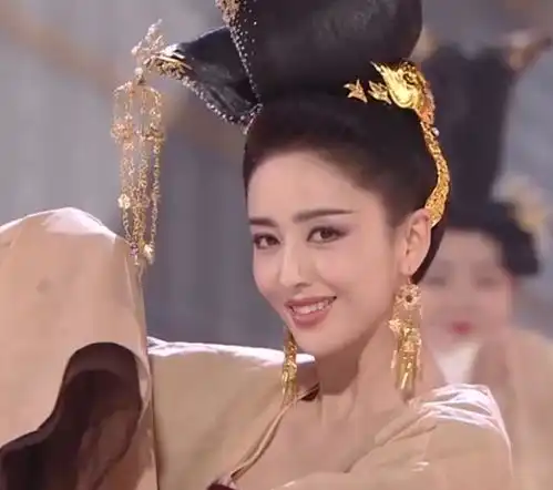 佟丽娅穿古装跳舞,看清她手部做的美甲,这才是对古装最大的尊重