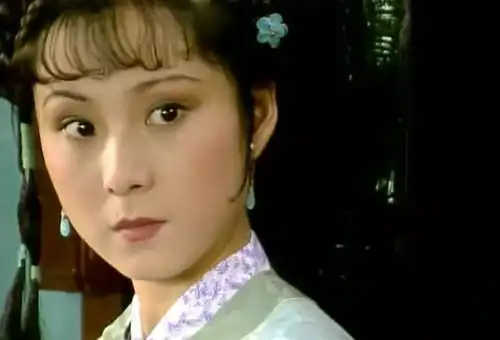 晴雯病重腕上犹戴着四个银镯,为啥它折射了人性之恶亲情之恶
