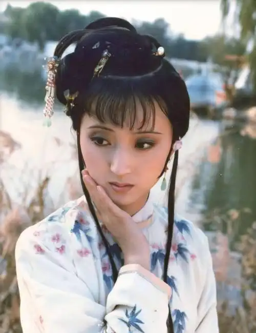 内娱汗流浃背女大学生宿舍自演林黛玉,网友比胡导的强太多