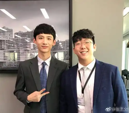 鼠标时隔多年再拍戏,与白敬亭合影对比明显,现24岁终于逆袭
