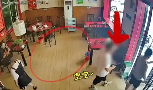 男子把娃忘饭店,老板追回时,男子我付过钱了啊
