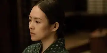 章子怡素颜低调现身小苹果学校观看中学生话剧演