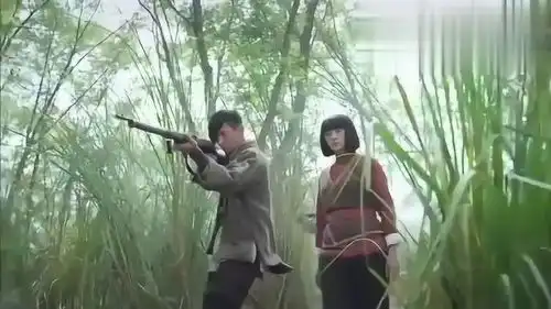 鬼子狙击手暗藏灌木丛,自以为天衣无缝,谁料猎人中竟有神枪手