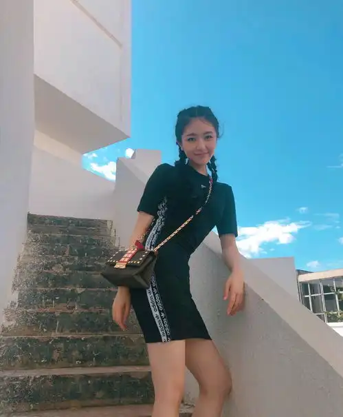 李兰迪瘦身后越发高调了,穿黑色紧身裙配板鞋,秀窈窕身姿美呆了