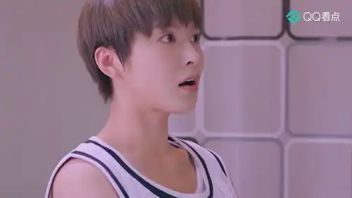 甜蜜暴击何小枫来厕所找方宇,方宇双臂悬空,这臂力堪比男生
