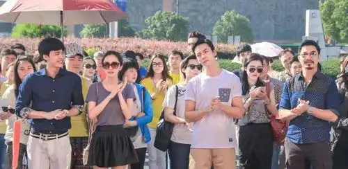 当年古剑奇谭开机照曝光,热巴胖得像群演,满脸羡慕看着杨幂
