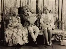 英国女王少女时代罕见舞台剧照曝光
