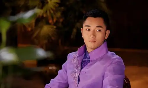 果郡王李东学不太红,因为他正在另一个圈子里,红得发紫
