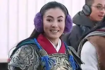 明星御寒招数有人披羽绒被,还有人裹保鲜膜