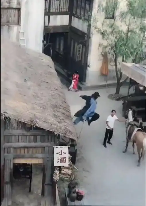 新神雕侠侣佟梦实杨过曝独臂大侠造型,凌空一跃便上马背
