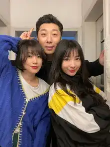 柳岩新剧演技受好评,与好友高兴自拍,不靠性感博眼球,美得真实