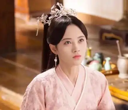 怪不得鞠婧祎从来不参演现代剧,当她换上蕾丝裙后,腰围过于真实