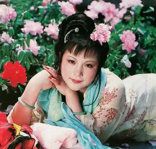 87版红楼梦之史湘云剧照出身豪门,也被豪门所误