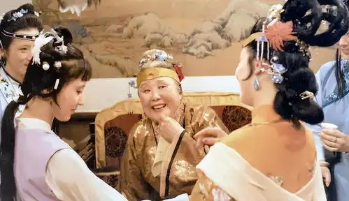 宝钗和宝玉成婚,贾元春送来一匹锦,贾母见后意识到,贾府完了