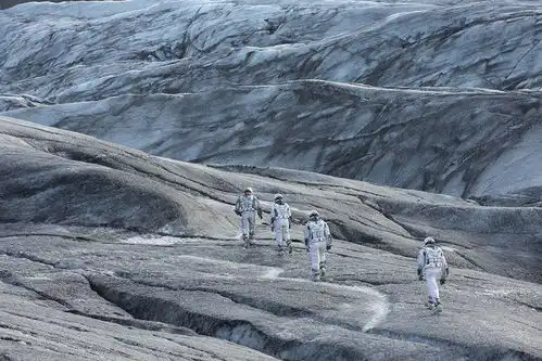 星际穿越曝太空羁旅预告及海报重温叹为观止的星际之旅
