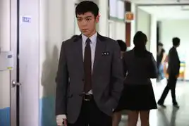 同窗生曝top校服剧照表情冷峻气质佳