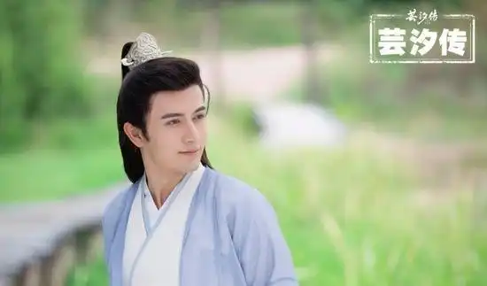 当年与张哲瀚迪丽热巴合作,始终没火起来,如今给师弟许凯做配角