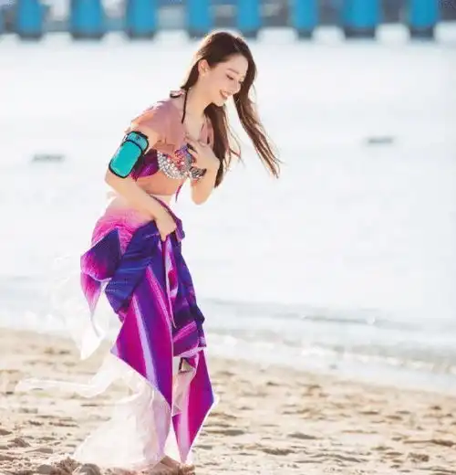 节目组曝光吉娜美人鱼泳装造型,网友沙滩上行走全靠蹦,就是美人鱼
