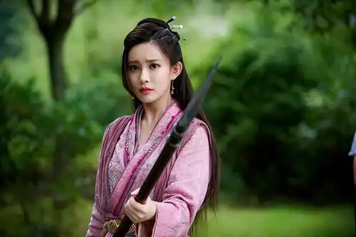 她是郭靖最爱的女人,却遭到了欧阳锋的咸猪手,为欧阳锋生下一女
