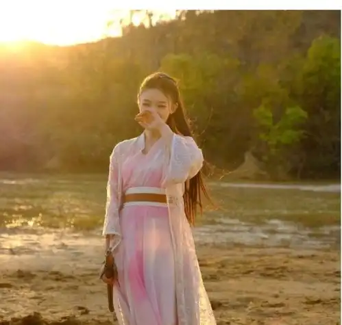 林允冯芷墨同是96年女星,发展却截然不同