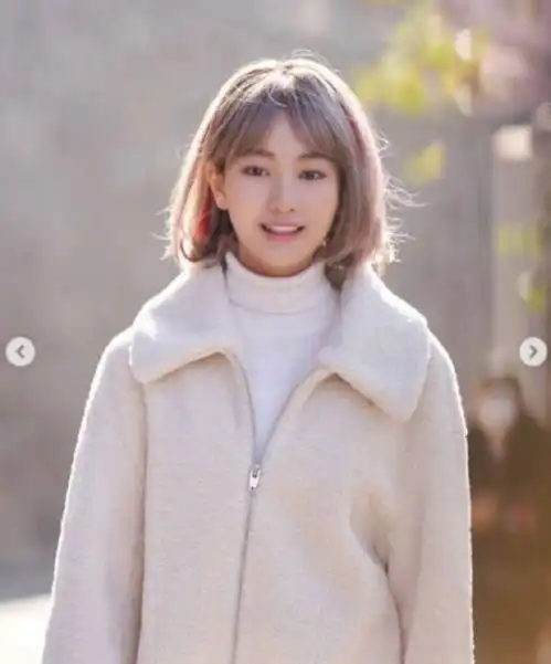 7号房的礼物小女孩大变样头发染成五颜六色,还撞脸李晟吴谨言