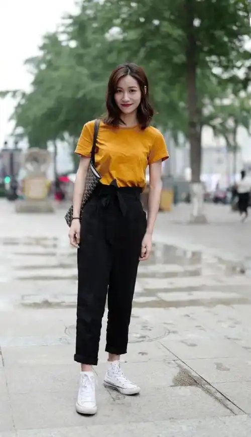 今夏火了一种穿法叫t恤阔腿裤,时髦显高,比你想象中的要好看
