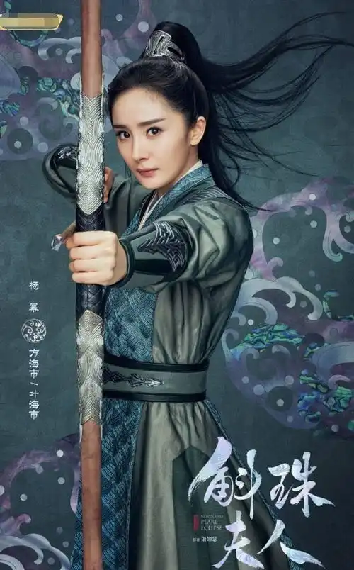 杨幂最新大片花絮曝光,白衣裙装冰清玉洁,黑色战服酷飒帅气
