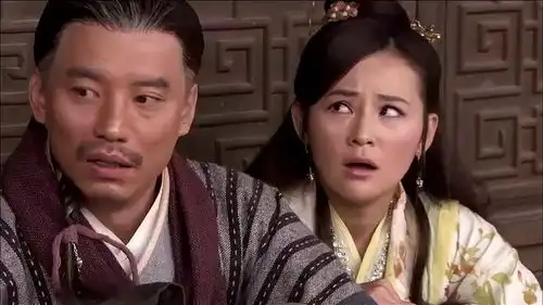 龙门镖局年掌柜赖在镖局不肯走,众人拿烧鸡引诱他,口水直流