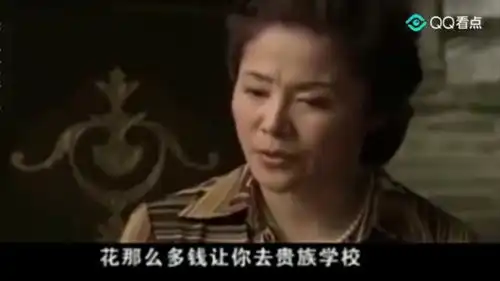 李小龙传奇母亲劝诫李小龙不要再打架担心小龙整天睡不着.
