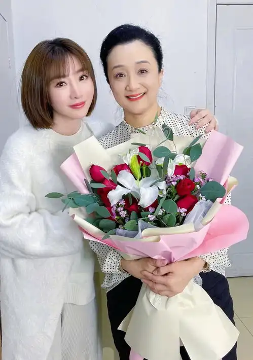 柳岩晒出杀青照身穿白色毛衣气质温柔,配合刘海又嫩又年轻