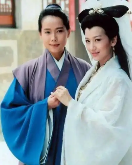 刘嘉玲晒新年聚会照片,55岁叶童罕见现身手上的鸽子蛋亮了
