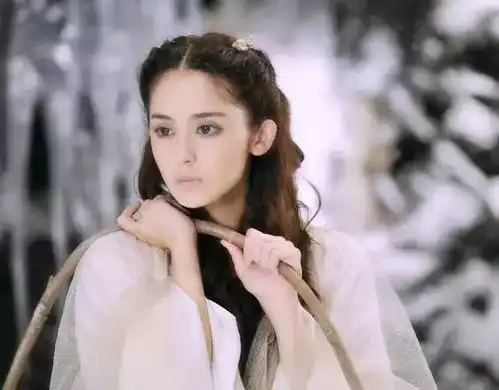 娜扎活动未修图曝光,这回不仅鼻子已经独立,连眼窝也给弄没了