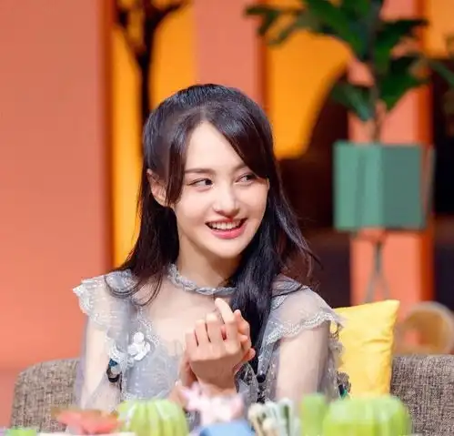 发量影响颜值郑爽录制节目接回过肩长发,轻松美成小仙女
