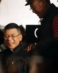 让子弹飞曝冯小刚剧照偷吻刘嘉玲暗中调情
