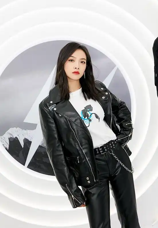 宋茜穿上皮衣之后仍然没遮住肉,炫腹造型很抢镜,看着有点冷