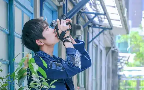 易烊千玺广告被嘲,接机遭粉丝冷落究竟为何
