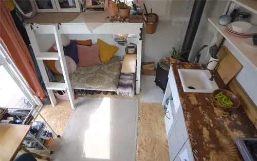 她低价买下10㎡迷你房,蜗居日子转眼已1年,网友自得其乐
