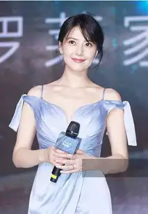 38岁的高圆圆穿吊带抹胸长裙出席活动,凸显出女神般优雅好气质
